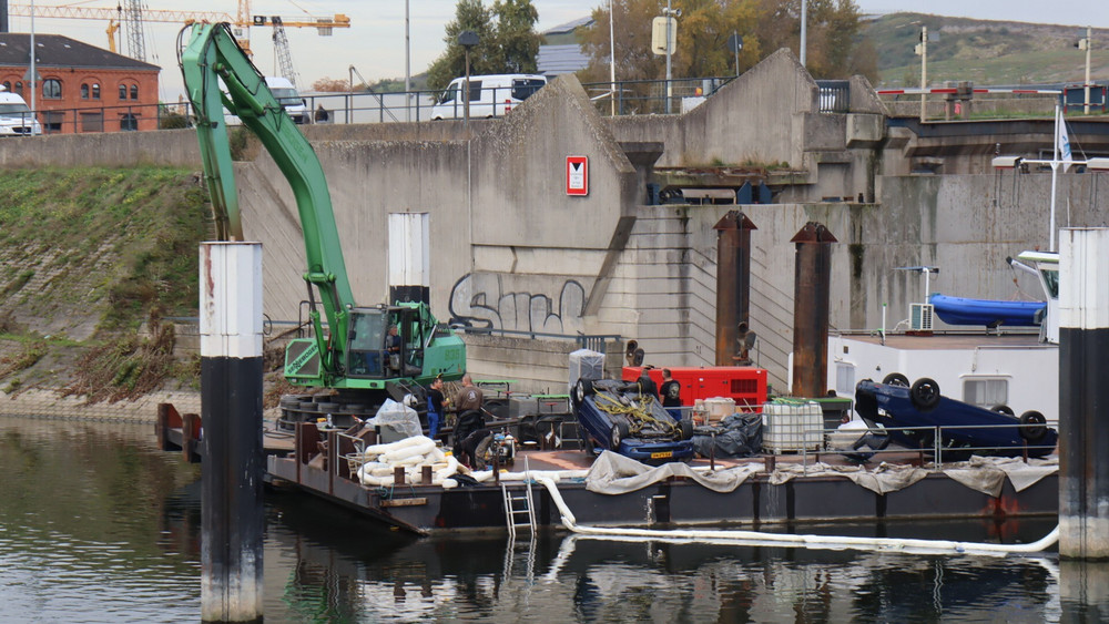 in Binnenschiff ist in Mannheim mit einer Klappbrücke kollidiert. Das Steuerhaus des Schiffes blieb an der Brücke hängen und riss dabei ab. Verletzt wurde niemand.