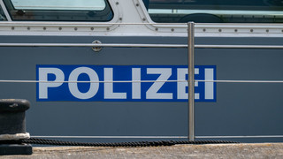 Sportboot kentert im Mainzer Jachthafen