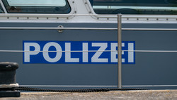 Sportboot kentert im Mainzer Jachthafen