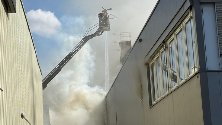 Großbrand in Kriftel: Lagerhalle in Flammen