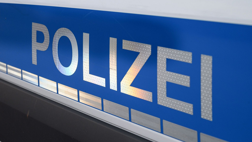 Polizei-Schriftzug auf einem Einsatzwagen