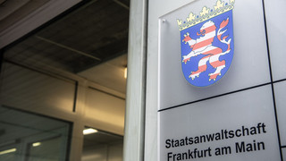 E-Scooter- auf Polizeiauto geworfen - Anklage gegen Teenager