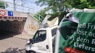 Weinheim: Lieferwagen kracht gegen Bahnbrücke