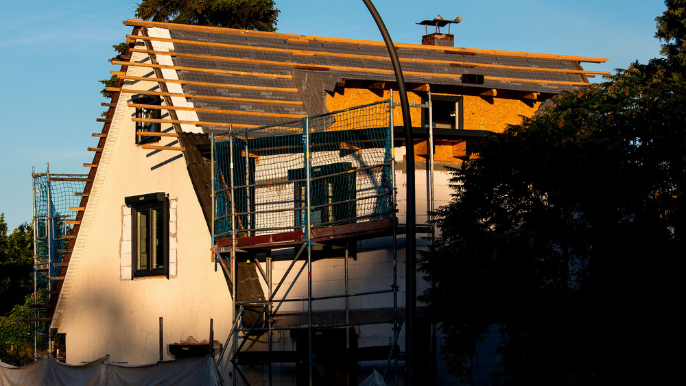 Wer mit der Familie ein altes Haus kauft und energiefreundlich saniert, kann künftig mit Geld vom Staat rechnen (Symbolbild).