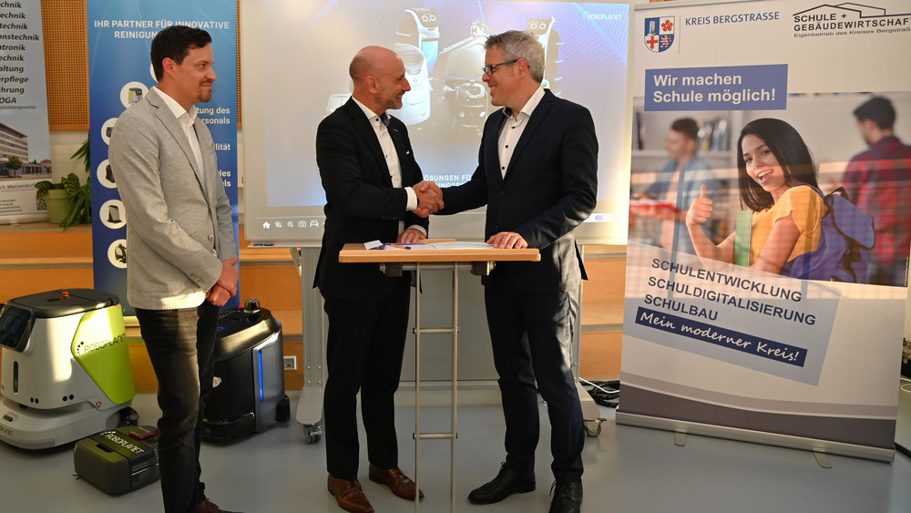 Landrat Christian Engelhardt (rechts) und André Pflüger, Geschäftsführer der Wackler Service Group (Mitte), besiegelten die Zusammenarbeit in Heppenheim gemeinsam mit dem Leiter des Eigenbetriebs Schule und Gebäudewirtschaft, Somon Menden (links).
