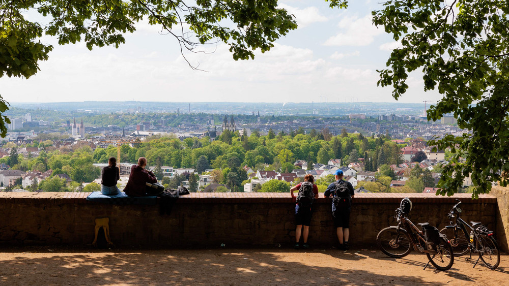 Bei schönem Wetter genießen Besucher einen weiten Blick über Wiesbaden bis ins Rheingau. Nun plant die Landeshauptstadt, den Kurbeitrag um zwei Euro zu erhöhen.