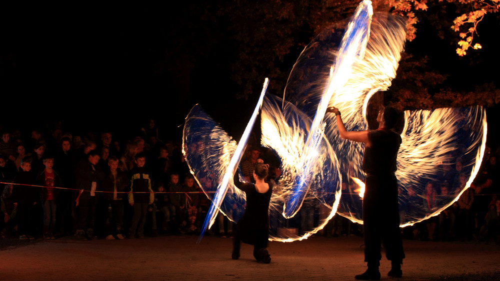 Im Tierpark Sababurg gibt's am Wochenende wieder eine Feuershow.