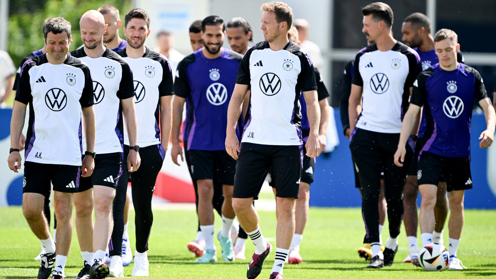 Bundestrainer Julian Nagelsmann (Mitte) und sein Team wollen den Auftakt gegen Schottland gewinnen.