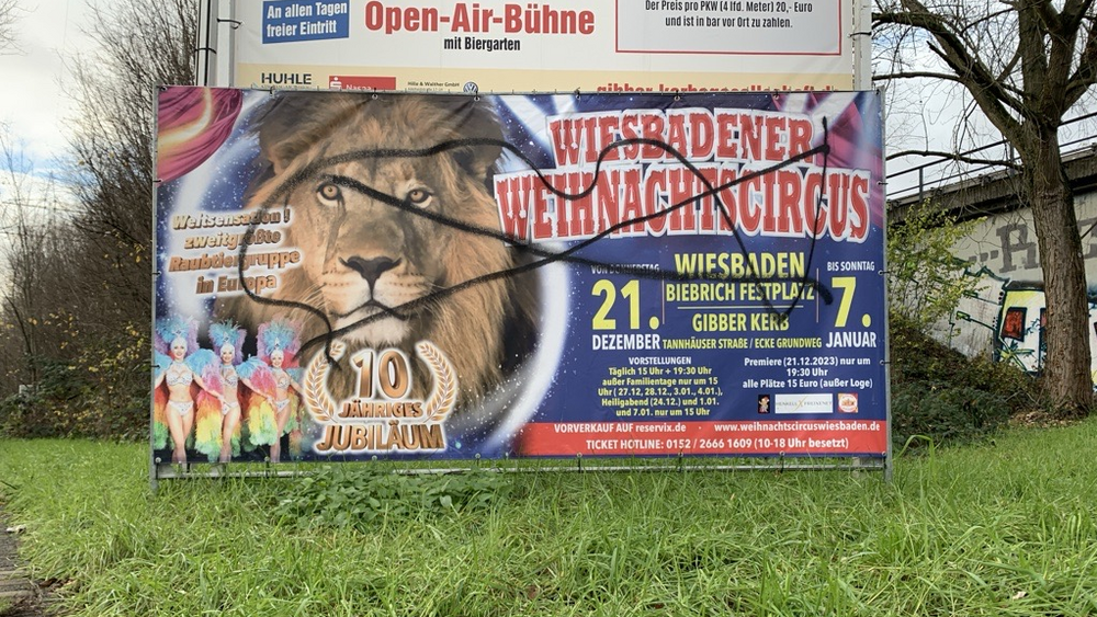 Unbekannte haben ein Werbeplakat am Eingang des Weihnachtscircus beschmiert.