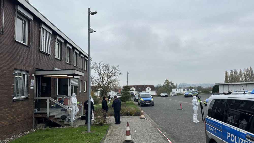 Vor der Polizeistation Schwalmstadt-Ziegenhain sind die Schüsse gefallen.