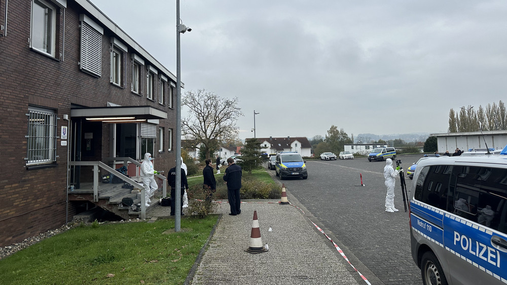 Fast drei Monate nach den tödlichen Schüssen auf eine Frau vor der Polizeistation in Schwalmstadt ist weiter unklar, ob die 20-Jährige selbst auf die Beamten geschossen hat.