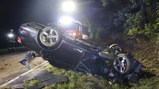Auto überschlägt sich: 3 Verletzte bei Neuhof