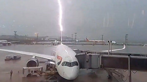 Blitz schlägt in Flugzeug ein - Passagier filmt mit