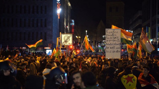 Pro-kurdische Demo: Attacke auf Imbiss und verletzte Beamte