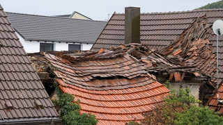 Fellbach: Scheunendach auf Wohnhaus gefallen