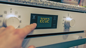 Falsche Uhrzeit am Backofen: Darum verstellt sich die Uhr