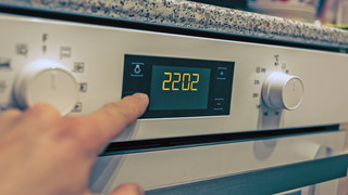 Falsche Uhrzeit am Backofen: Darum verstellt sich die Uhr