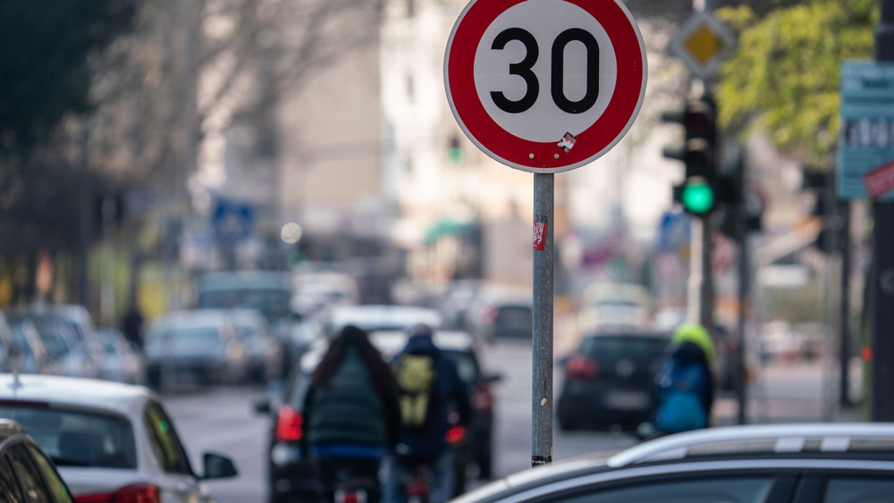 Tempo 30 auf den kleineren Innenstadt-Straßen und Tempo 40 auf Hauptverkehrsstraßen - das soll bald in Wiesbaden gelten (Archivbild).