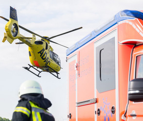 Auto überschlägt sich - fünf Verletzte