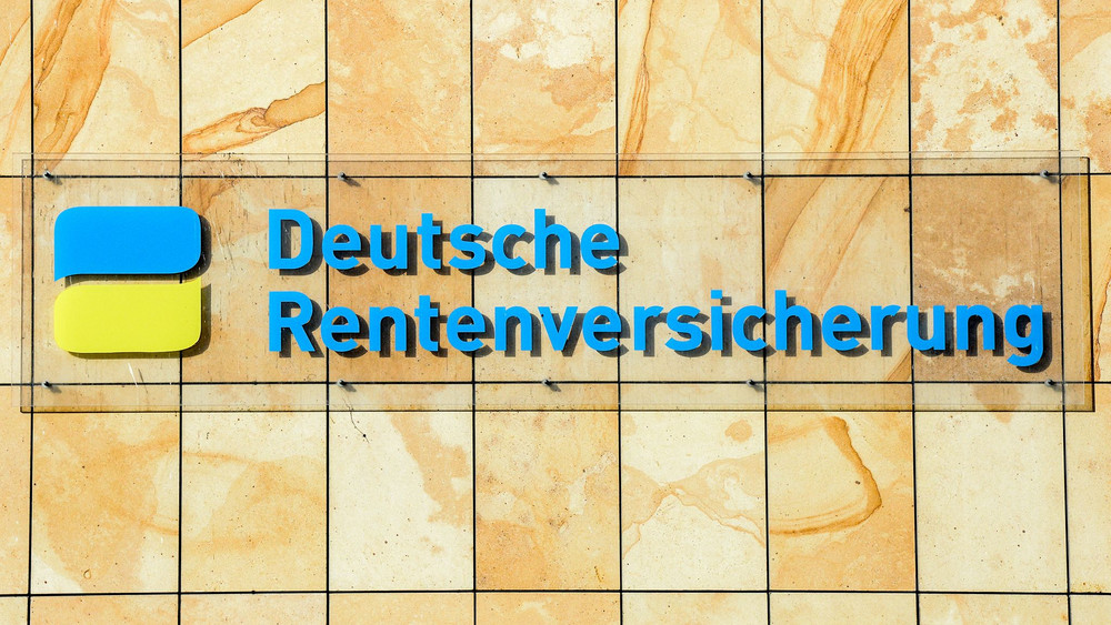Schriftzug Deutsche Rentenversicherung an einem Gebäude