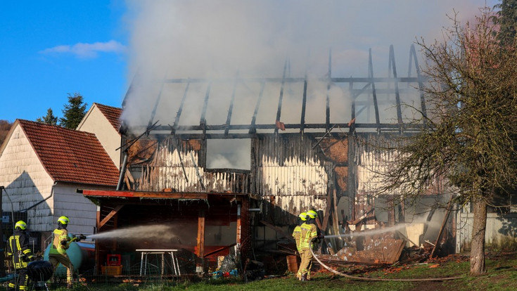 Scheune brennt in Schlüchtern ab: Gastank in der Nähe