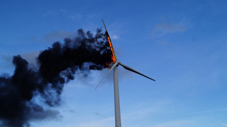 Windrad-Brand bei Körle: Straße bleibt gesperrt