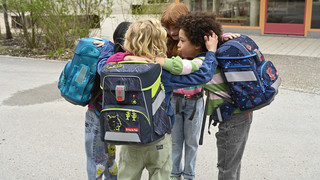 Wechselmotive mit Klett und Magnet: Neue Schulranzentrends