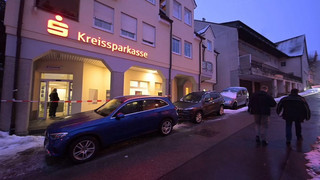 Nach Banküberfall: Polizei sucht im Ostalbkreis Unbekannten mit auffälligem Gepäck