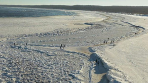 Winterliche Ostsee verzaubert Besucher in Polen