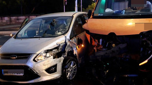 Unfall im Berufsverkehr: Auto kollidiert mit Pritschenwagen