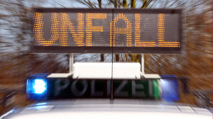 LKW kracht in Baustellenabsperrung: Stundenlange Sperrung auf A45