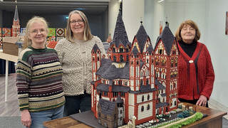 Limburger Dom gehäkelt: Weinheimerinnen stellen ihr Werk vor