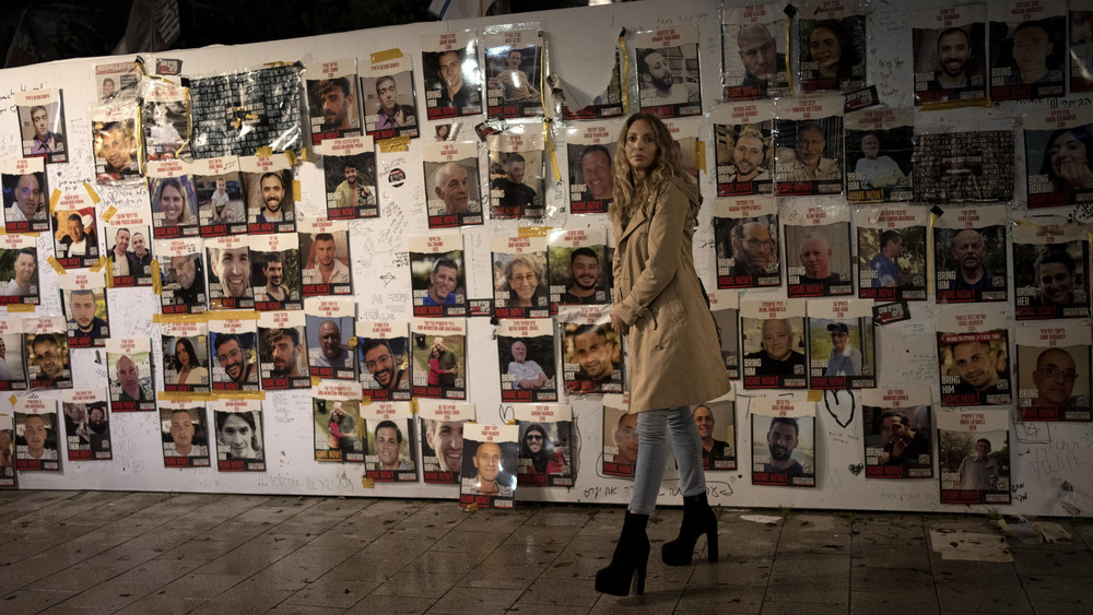 Eine Frau besichtigt eine Ausstellung mit Postern von Menschen, die am 7. Oktober 2023 von der Hamas als Geiseln genommen wurden (Archivbild).