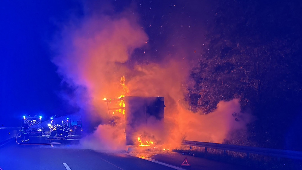 Auf der A7 bei Fulda ist ein LKW komplett abgebrannt. 