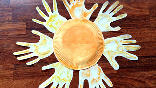 Sonne basteln: Mit Pappteller und Händen