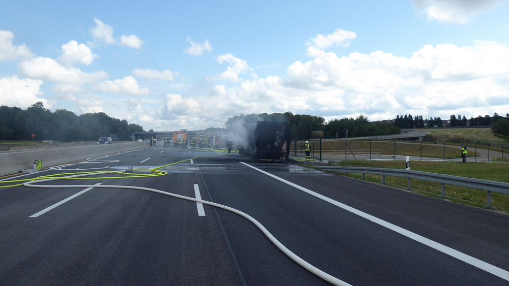 Ein Anhänger mit Tiefkühlgemüse ist auf der A7 bei Kassel komplett ausgebrannt.