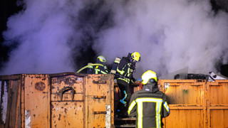 Zwei brennende Container: Feuer auf Wertstoffhof in Fulda