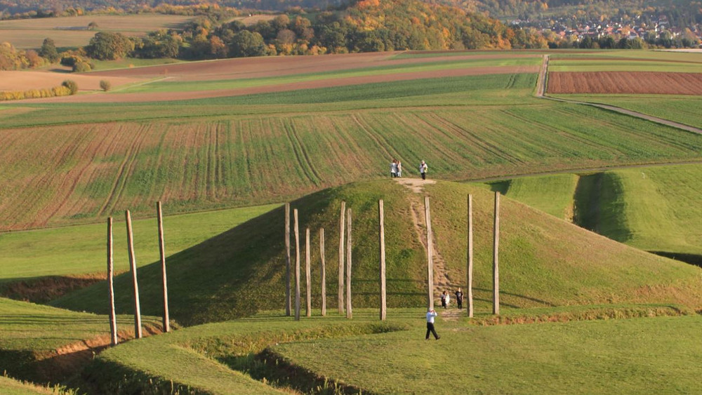 Ein Blick vom Keltenmuseum auf die sagenumwobenen Keltengräber. Hier findet die 8. Astronomie-Nacht am 21. September statt.