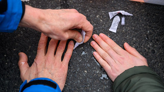 Behinderten Frankfurter Verkehr: Zwei Klima-Kleber bekommen Geldstrafe