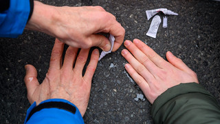 Angriffe auf Klimaaktivisten: Mehr als 100 Verfahren eingeleitet