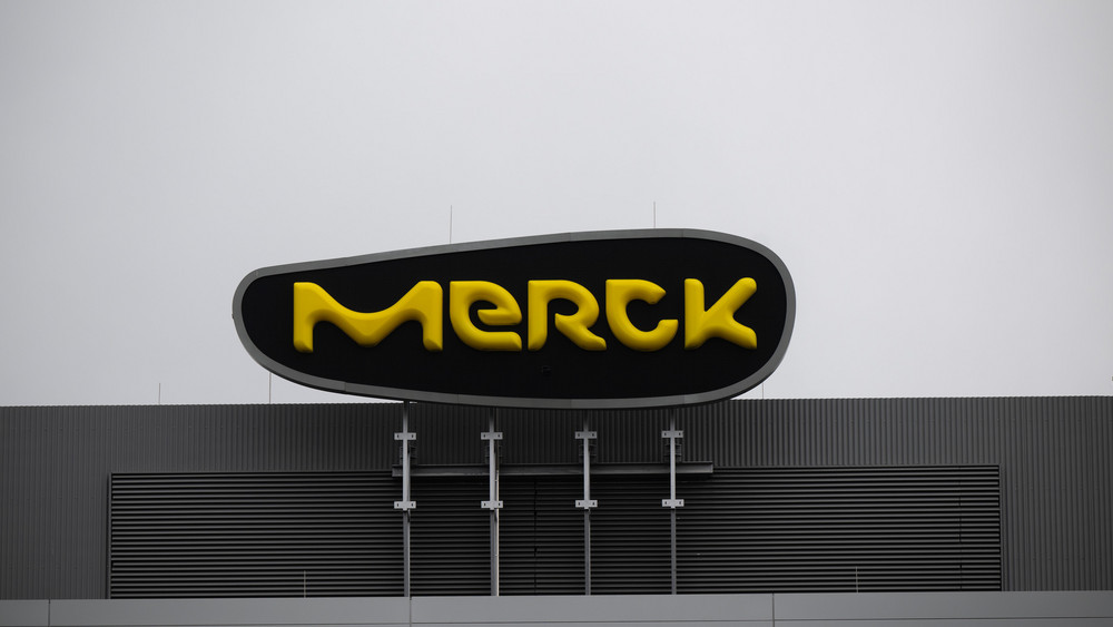 Das Logo des Pharmaunternehmens Merck - am Stammsitz in Darmstadt stehen offenbar Hunderte Stellen auf der Kippe.