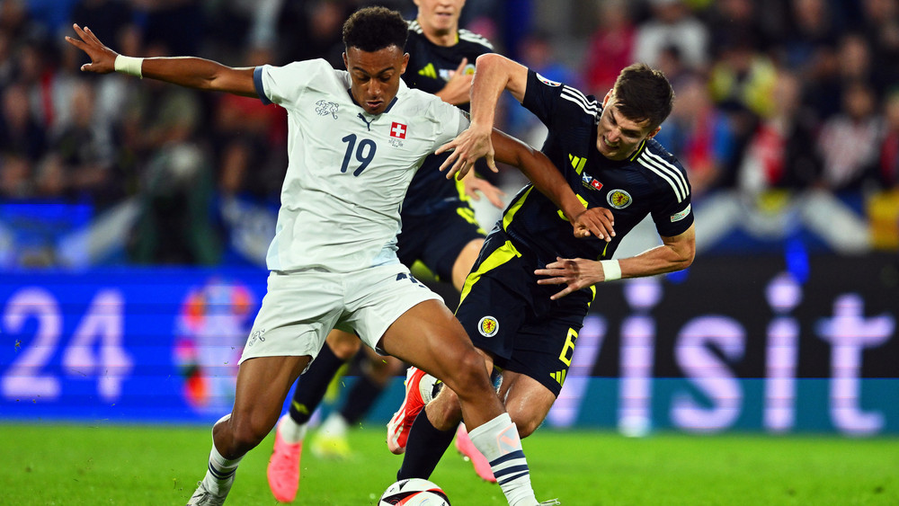 Dan Ndoye (l) von der Schweiz und Schottlands Kieran Tierney kämpfen um den Ball.