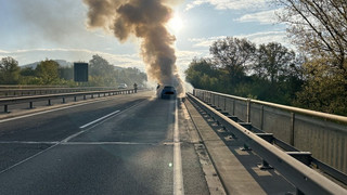 Auto steht in Flammen bei Rüdesheim in Rheinland-Pfalz