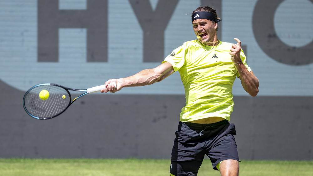 Auch ein Zwischenfall auf der Tribüne konnte Zverev beim Erstrundenmatch in Halle nicht aufhalten.