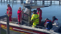 Rettung nimmt Fahrt auf: Spezialkahn für Wal unterwegs