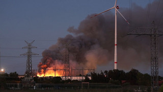 Meterhohe Flammen: Schrottberg in Salzgitter brennt lichterloh