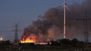 Meterhohe Flammen: Schrottberg in Salzgitter brennt lichterloh