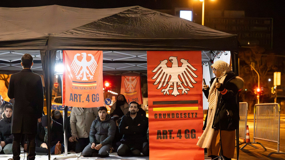 Protestaktion vor geschlossener Moschee