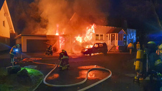 Hoher Sachschaden in Mücke: Feuer greift von Carport auf Wohnhaus über