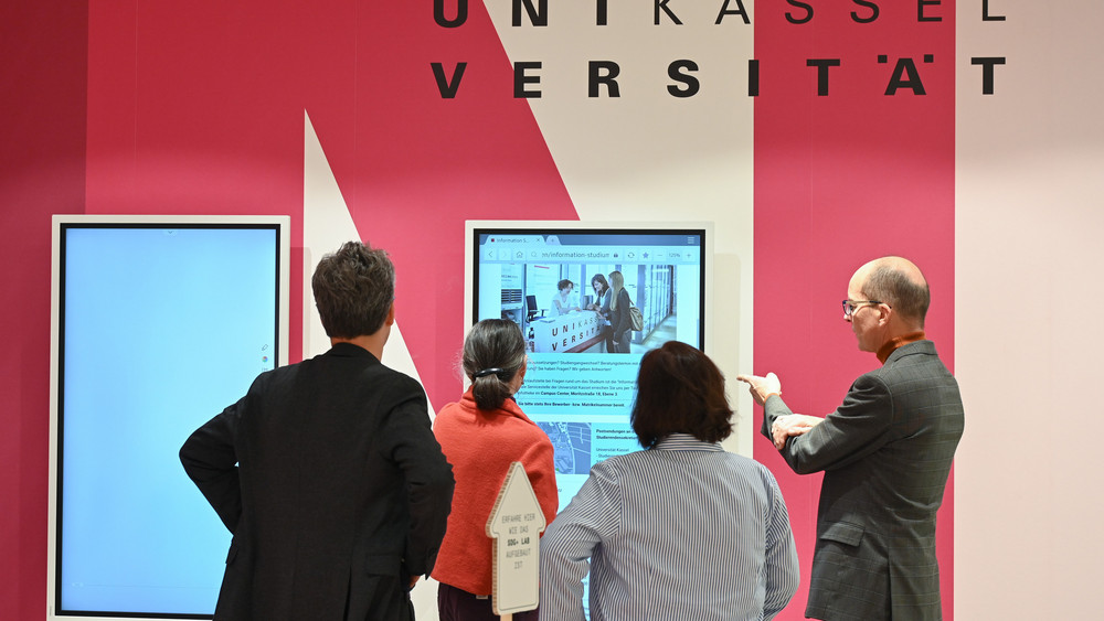Oliver Fromm (r), Kanzler der Kasseler Uni im neuen Nachhaltigkeitslabor der Universität Kassel. Das sogenannte «Uni:Lokal» in einem ehemaligen Geschäft stellt auf die 17 Nachhaltigkeitsziele der UN vor. Passend dazu gibt es den Studiengang Nachhaltigkeit.